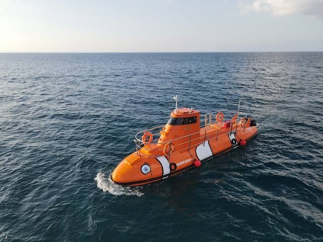 Semi-Submarine Experience at North Bay thumbnail 3